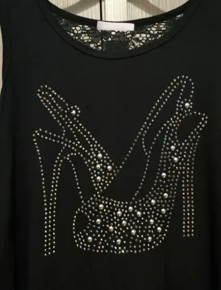 Top nero con pizzo e fiocco