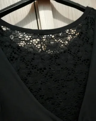 Top nero con pizzo e fiocco