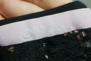 Top nero con pizzo e fiocco