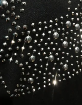 Top nero con pizzo e fiocco