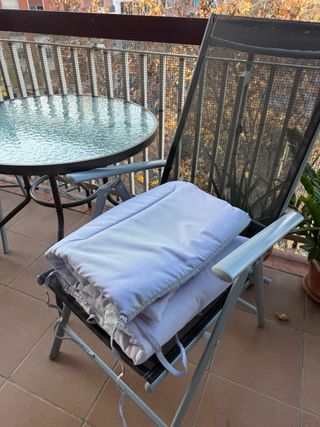 Mesa redonda cristal 80 cm y 2 sillas Chicreat