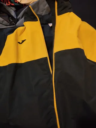 Abrigo Joma Negro y Amarillo