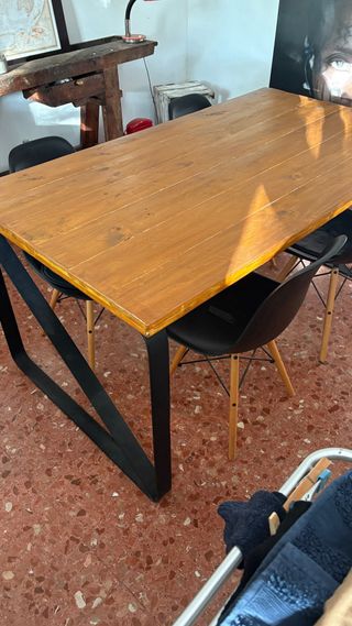 Mesa de comedor y 4 sillas