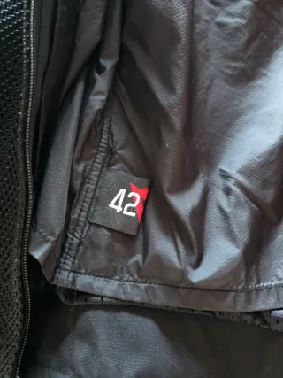 Chaqueta Dainese Negra y Blanca con Detalles Rosa