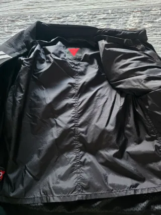 Chaqueta Dainese Negra y Blanca con Detalles Rosa