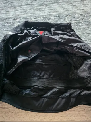 Chaqueta Dainese Negra y Blanca con Detalles Rosa