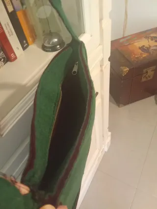 Bolso de fieltro verde con flor