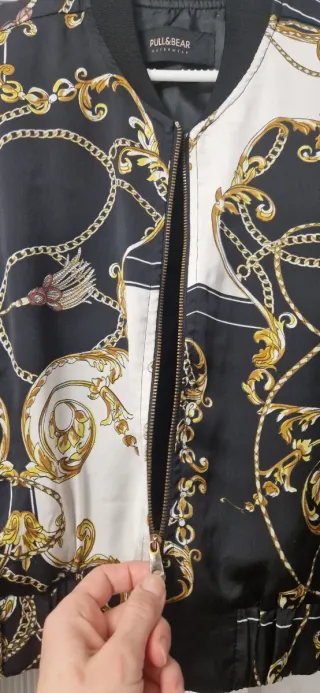 Bomber Pull&Bear Negra y Dorada