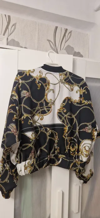 Bomber Pull&Bear Negra y Dorada