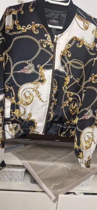 Bomber Pull&Bear Negra y Dorada