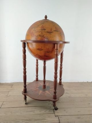 Globo terráqueo de madera con licorera dentro