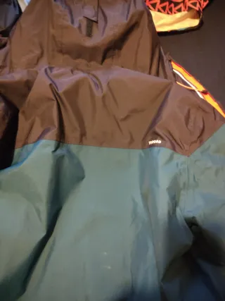 Chubasquero verde azulado con cremallera