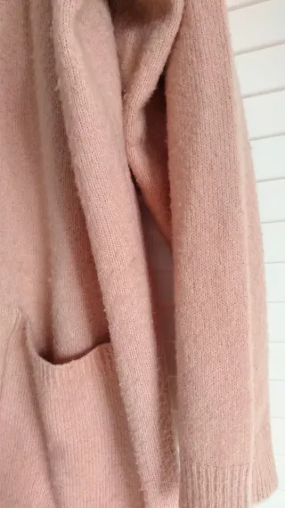 Chaqueta larga de punto rosa