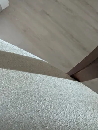 Butaca madera maciza tapizada beige