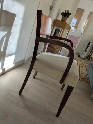 Butaca madera maciza tapizada beige