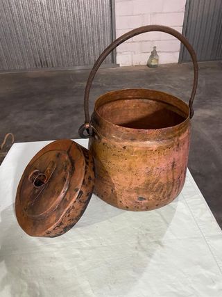Pentola in rame antica con manico