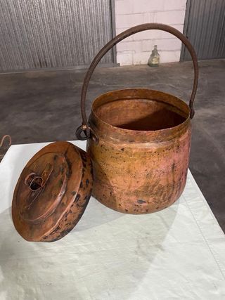 Pentola in rame antica con manico