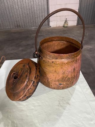Pentola in rame antica con manico