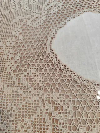 Camino de mesa beige hecho a mano combinado tela