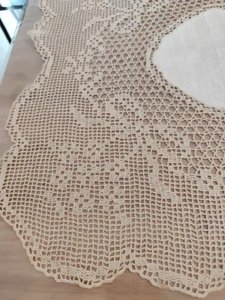 Camino de mesa beige hecho a mano combinado tela