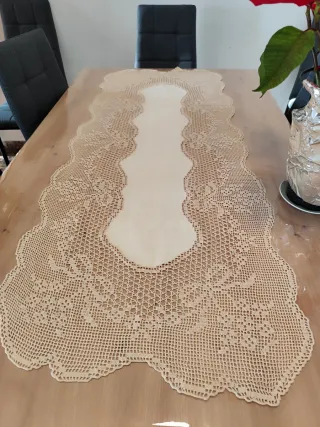Camino de mesa beige hecho a mano combinado tela