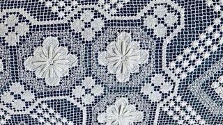 Tovaglia quadrata anni '60 in pizzo filet