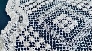 Tovaglia quadrata anni '60 in pizzo filet