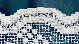 Tovaglia quadrata anni '60 in pizzo filet