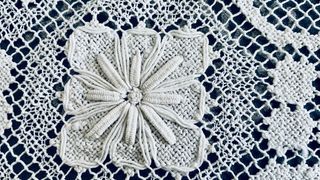 Tovaglia quadrata anni '60 in pizzo filet