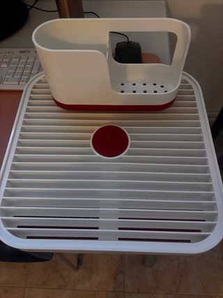 Escurreplatos y cubiertos blanco y rojo