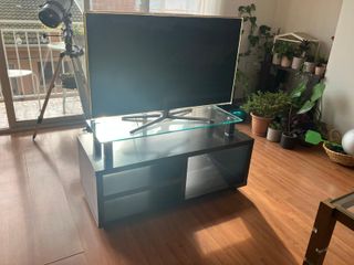 Mueble bajo a medida en madera. opción con cristal