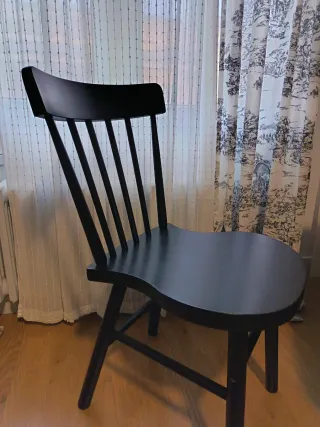 Silla Ikea de madera negra