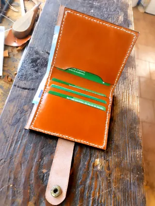 Cartera de cuero con broche dorado hecha a mano