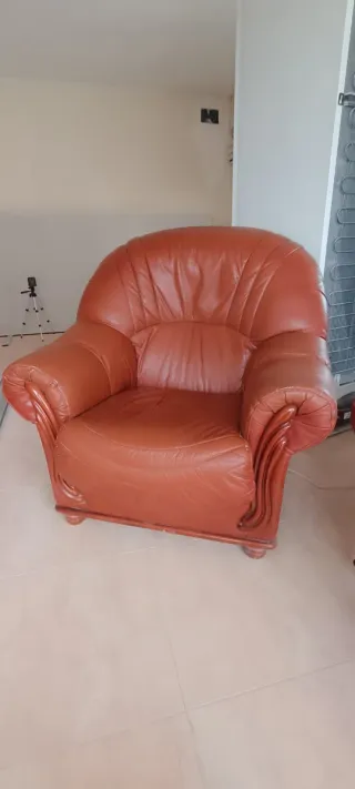 Sofá y dos sillónes piel sintética marrón