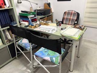 Mesa de despacho de madera y metal