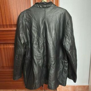 Abrigo de cuero negro