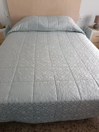 Conjunto cubrecama reversible y cojines