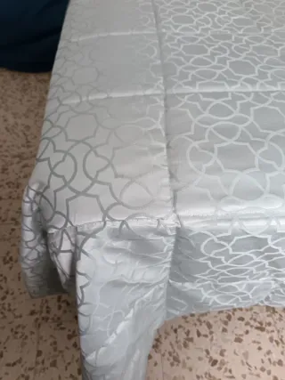 Conjunto cubrecama reversible y cojines