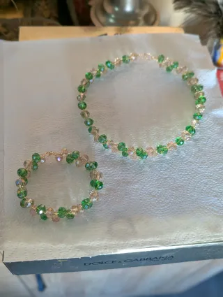 Collar de cristal verde y plateado