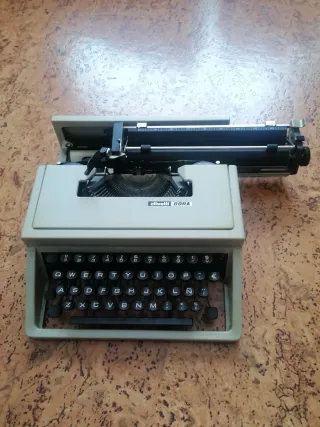 Máquina de escribir Olivetti DORA
