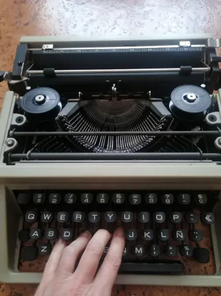Máquina de escribir Olivetti DORA