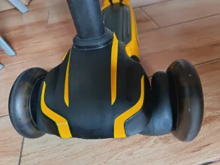 Patinete 3 ruedas amarillo y negro