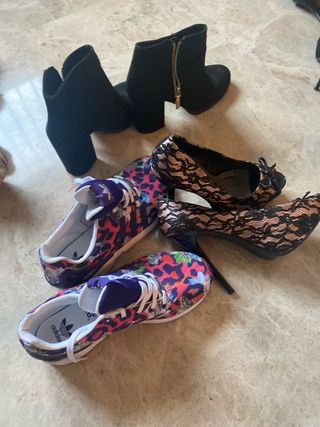 Lote de zapatos de tacón, cuñas y zapatillas