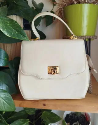 Bolso de mano beige con detalles dorados