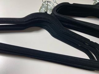 Perchas de terciopelo para ropa (negras y grises)