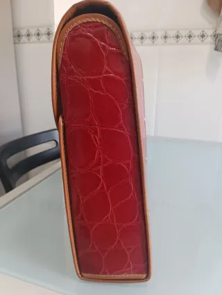 Maletín rojo cocodrilo