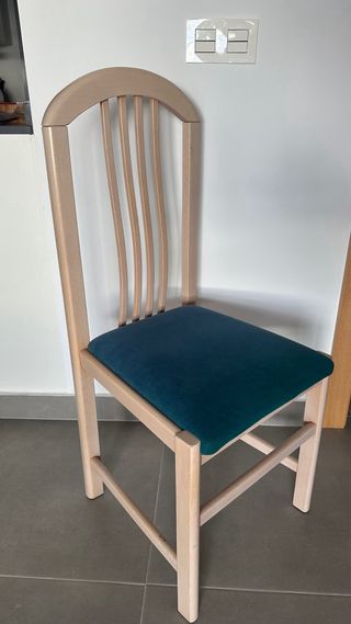 Mesa redonda y 4 sillas madera