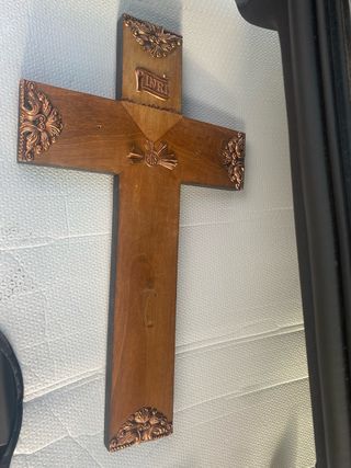 Crucifijo de madera con detalles