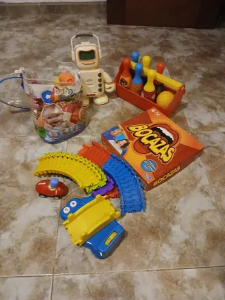Lote de juguetes: robot, bolos, coche y más