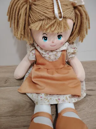Muñeca de tela con vestido floral
